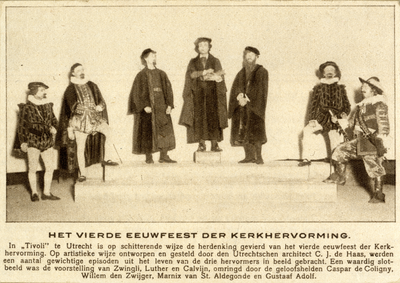 98668 Afbeelding van een tableau vivant met de drie kerkhervormers Zwingli, Luther en Calvijn en de vier geloofshelden ...